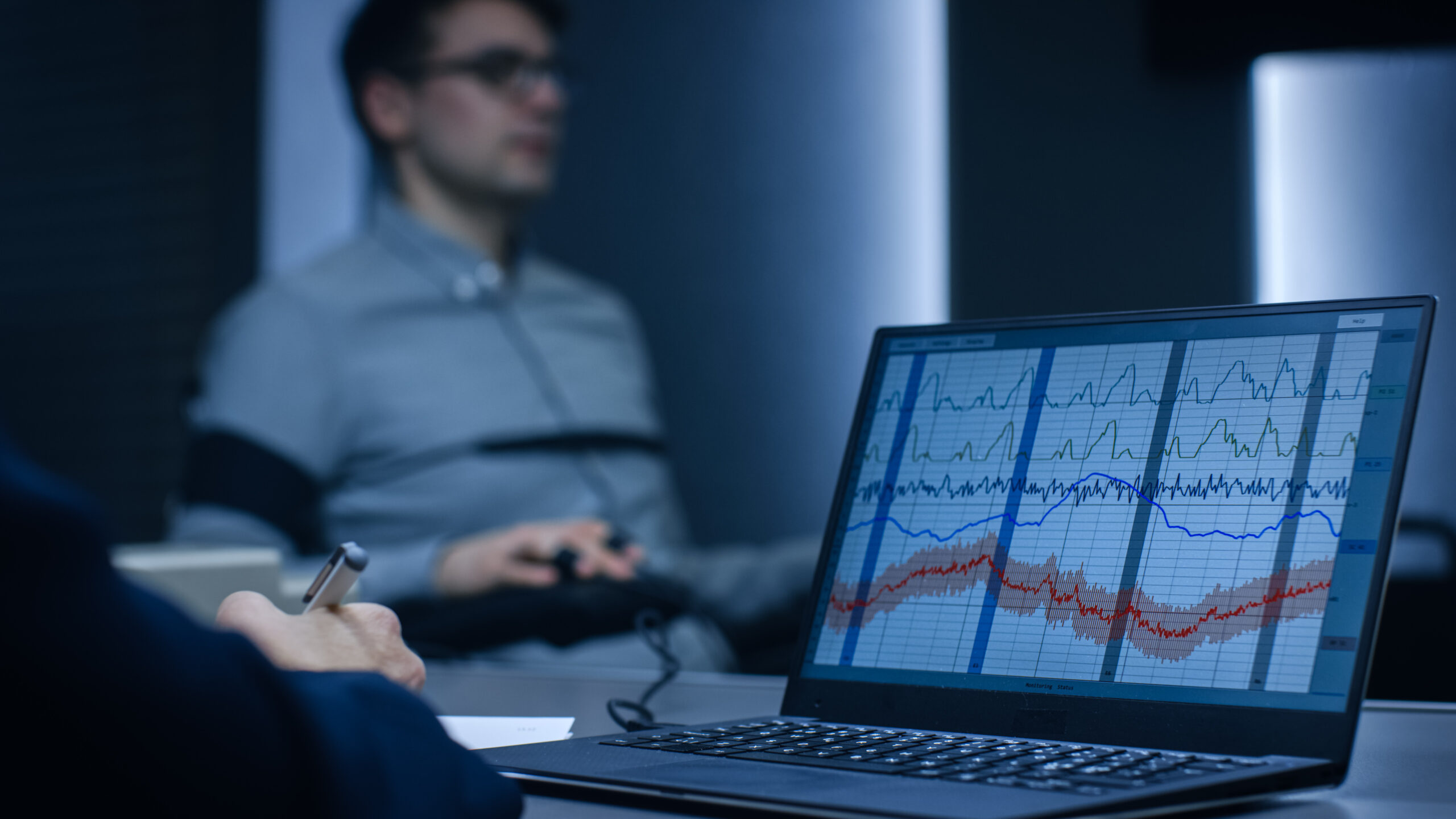 Exame de polígrafo com monitoramento fisiológico